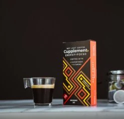 Cupplement Energy/Focus Blend Dark Roast Espresso - 10 Nespresso Koffiecups - Koffie Met Vitamines, Extra Cafeïne En Superfoods - Duurzame Biologische Afbreekbare Koffie Capsules 11 Cupplement Energy/Focus Blend Dark Roast Espresso - 10 Nespresso Koffiecups - Koffie Met Vitamines, Extra Cafeïne En Superfoods - Duurzame Biologische Afbreekbare Koffie Capsules -Koffie Tijd Winkel 1200x1157 1