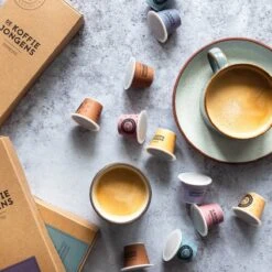 De Koffiejongens - Proefpakket - Nespresso Cups - 100% Biologisch Afbreekbaar - 6x10 Cups - Nespresso Compatible 7 De Koffiejongens - Proefpakket - Nespresso Cups - 100% Biologisch Afbreekbaar - 6x10 Cups - Nespresso Compatible -Koffie Tijd Winkel 1200x1200 11