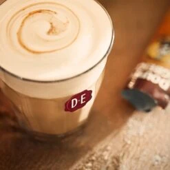 Douwe Egberts Verwenkoffie Latte Caramel Oploskoffie - 5 X 8 Zakjes -Koffie Tijd Winkel 1200x1200 301