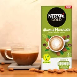 Nescafé Gold Almond Macchiato Oploskoffie - 6 Doosjes à 6 Zakjes 13 Nescafé Gold Almond Macchiato Oploskoffie - 6 Doosjes à 6 Zakjes -Koffie Tijd Winkel 1200x1200 304