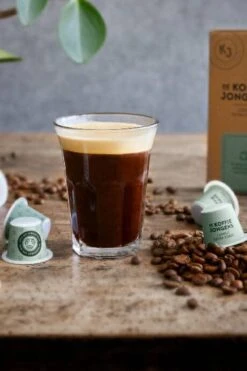 Nespresso Cups - De Koffiejongens - Lungo Extra Forte - 100% Biologisch Afbreekbaar - 60 Cups - 100% Nespresso Compatible 7 Nespresso Cups - De Koffiejongens - Lungo Extra Forte - 100% Biologisch Afbreekbaar - 60 Cups - 100% Nespresso Compatible -Koffie Tijd Winkel 800x1200 1