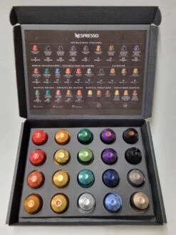 Koffie Proeverij Pakket Met 20 Stuks Verschillende Smaken En Mystery Card 'Enjoy The Sweet Moment' Met Persoonlijke (video) Boodschap | Verjaardag | Sinterklaas | Kerstpakket | Vaderdag | Moederdag | Jubileum | Valentijnsdag 14 Koffie Proeverij Pakket Met 20 Stuks Verschillende Smaken En Mystery Card 'Enjoy The Sweet Moment' Met Persoonlijke (video) Boodschap | Verjaardag | Sinterklaas | Kerstpakket | Vaderdag | Moederdag | Jubileum | Valentijnsdag -Koffie Tijd Winkel 899x1200 1